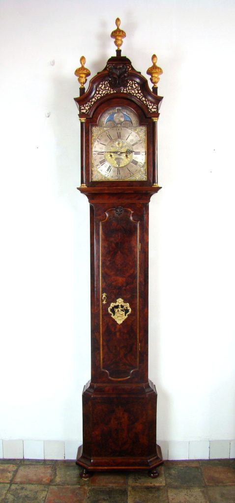 Amsterdams staand horloge omstreeks 1730. Klein formaat, 262 cm, in wortelnoten kast.